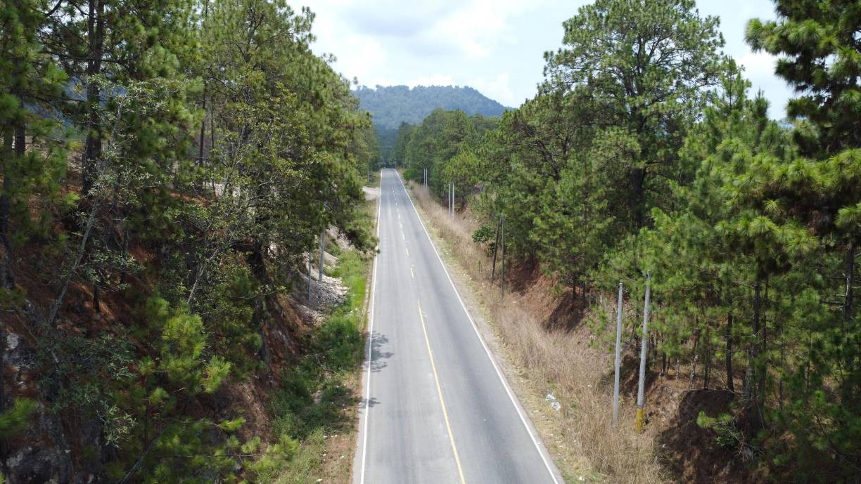 <b>La carretera a Ocotepeque es otro gran pendiente con este departamento. Desde Santa Rosa de Copán en adelante está muy deteriorada. Hay gran cantidad de fallas geológicas y enormes y peligrosos baches que han hecho desaparecer el pavimento, volviendo lento y polvoriento el avance. </b>