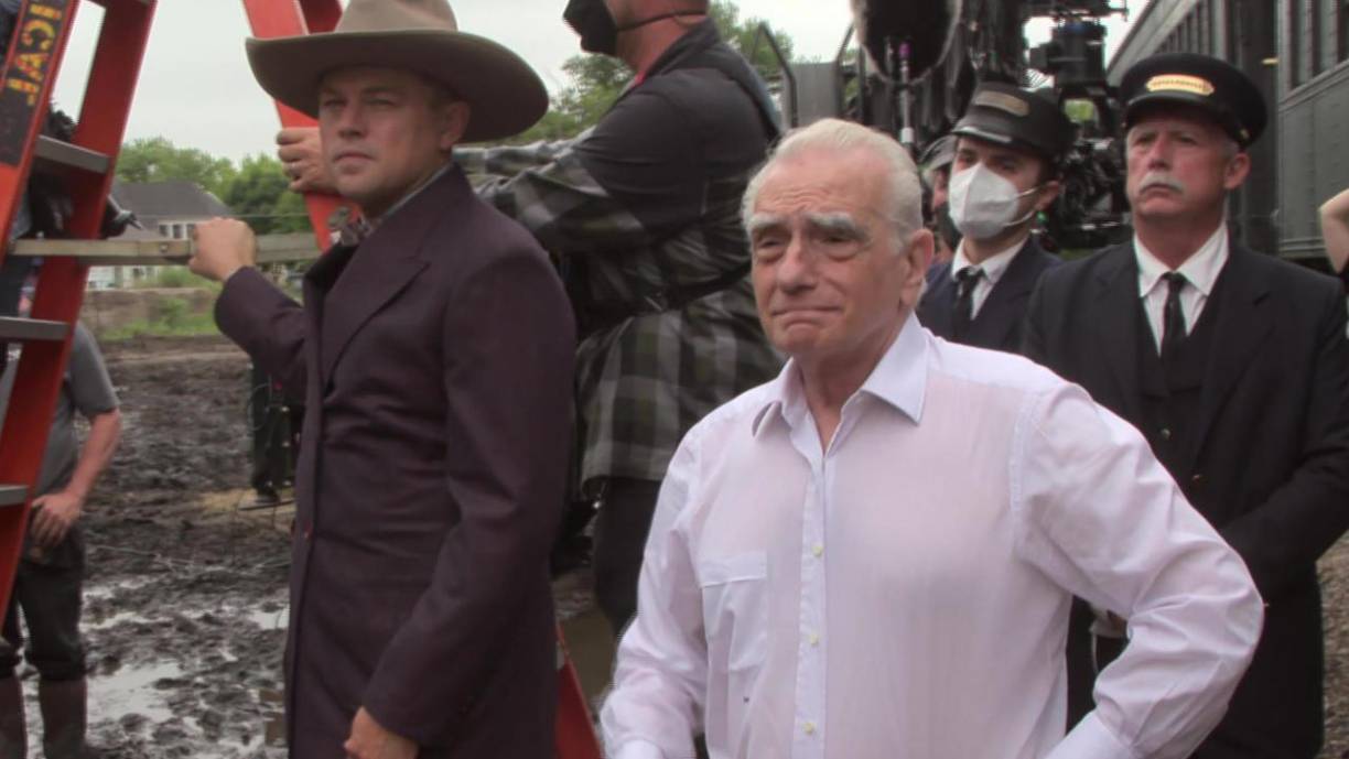 1. Martin Scorsese dirige la película Los Asesinos de la Luna, en ella plasma la ola de crímenes cometidos por estadounidenses blancos contra miembros de la nación Osage, ricos en petróleo.En su núcleo emocional hay una historia brutal de amor y traición, una extraña conspiración impulsada por la codicia y una creencia inquebrantable en la supremacía blanca.Los Asesinos de la Luna es una gran película de gánsteres. La película ya está disponible en las plataformas de rentas: Apple TV y Google Play películas.