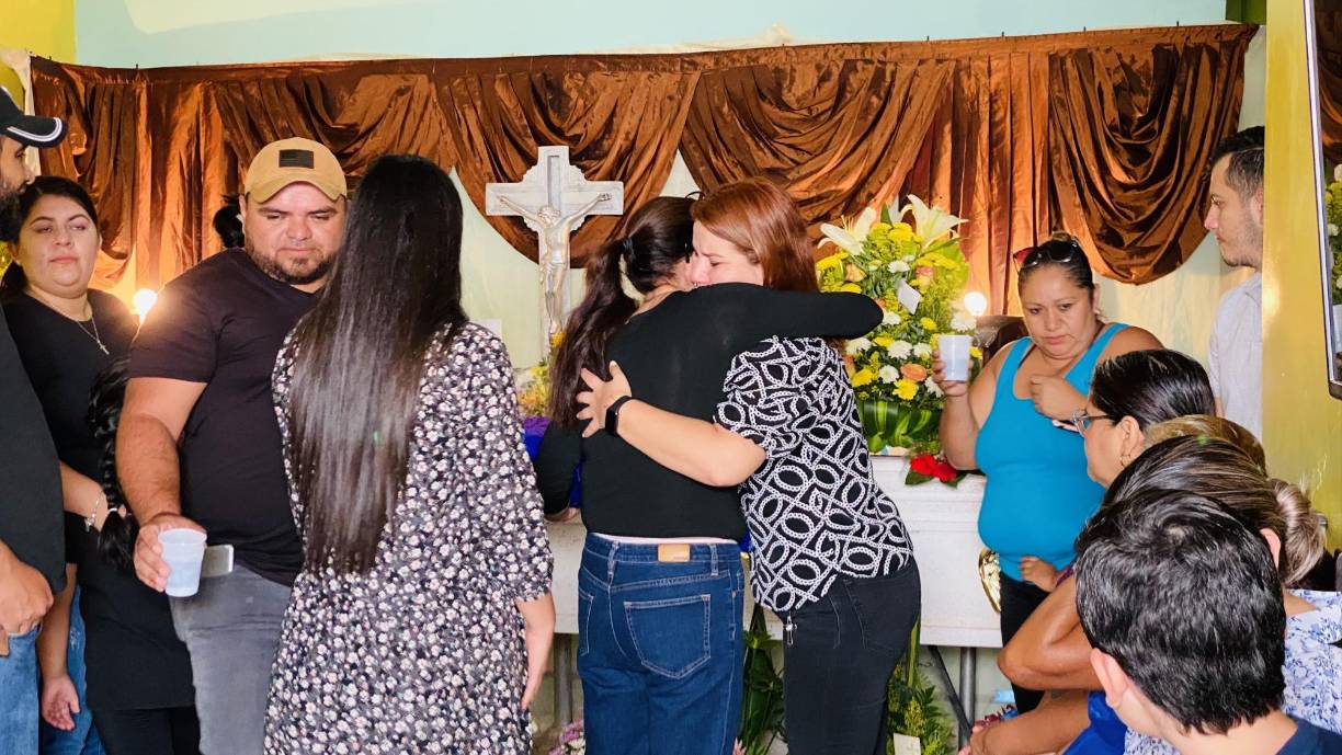 Gissele Pineda, hija de Juana María Hernández, visiblemente conmovida, compartió su dolor: “fue la mejor madre, ella fue todo para nosotros. Era amable y alegre”. Allegados muestran su pesar a los hijos de la víctima en su velorio en su casa de habitación en barrio Santa Teresa de Santa Rosa de Copán.