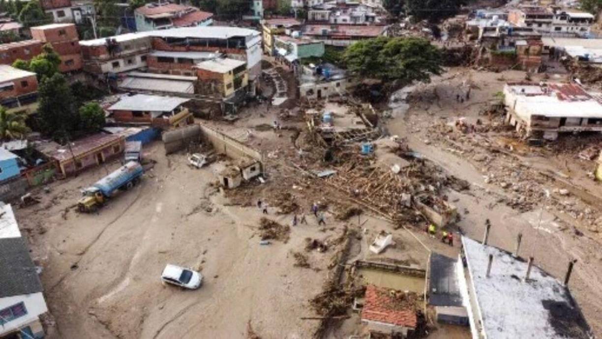 Isabel Galíndez tiene la esperanza de encontrar vivo a su hijo, desaparecido hace cuatro días luego que el mercado donde trabajaba fue arrasado por la crecida de varios ríos en el centro de Venezuela.Sentada a las afueras del ambulatorio de Las Tejerías, un pueblo conocido por haber tenido en el pasado una próspera zona industrial, venida abajo hace años, espera noticias junto a varios familiares. 