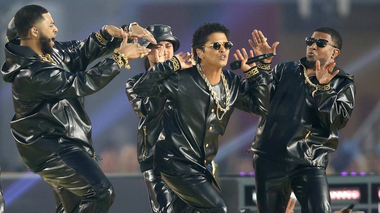 El cantante de padre puertorriqueño, Bruno Mars, estuvo en el evento la primera vez como solista nconvirtiémdose en el primer cantante con menos de 30 años y de ascendencia puertorriqueña en cantar en el show. En 2016 regresó como invitado del grupo británico Coldplay.