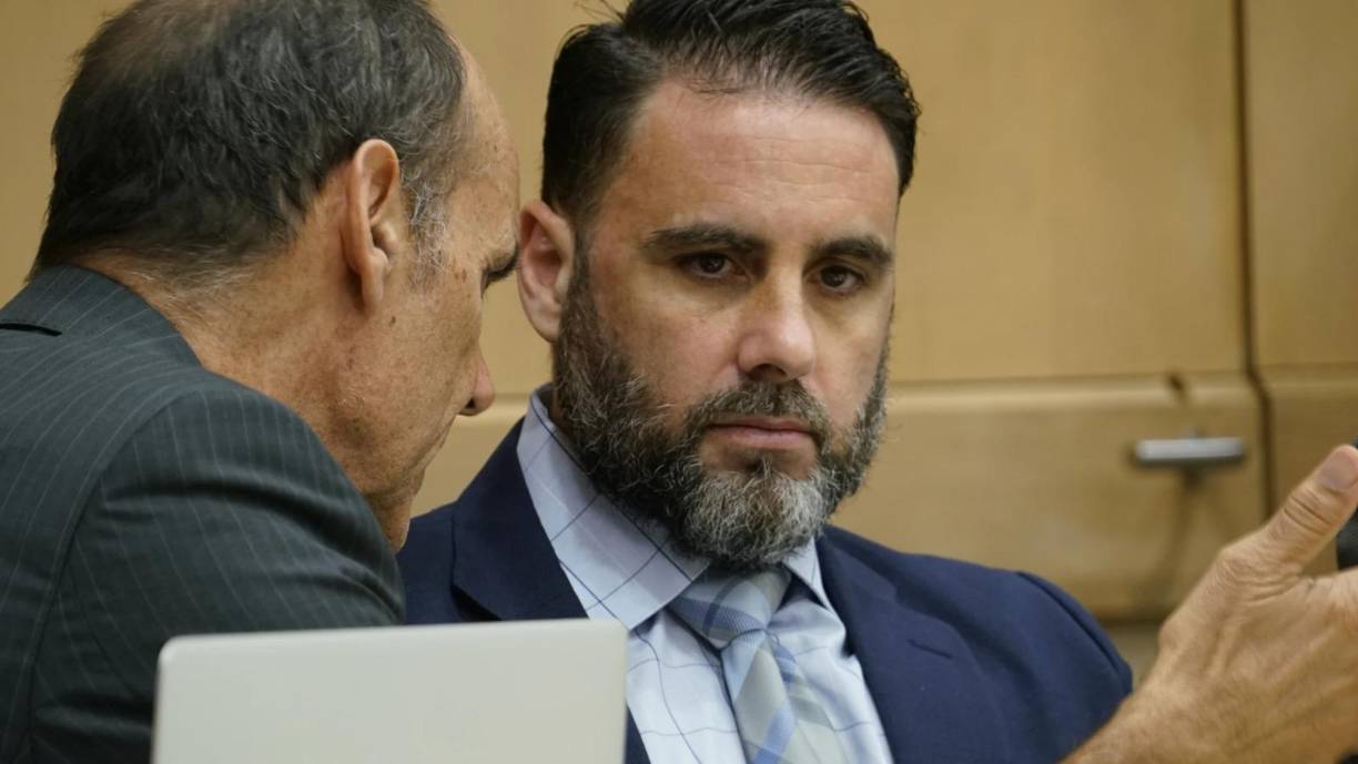 Ibar, de 50 años, lleva casi tres décadas en prisión por el asesinato en junio de 1994 de Casimir Sucharsky, dueño de un club nocturno, y de dos bailarinas, Marie Rodgers y Sharon Anderson, en la casa nocturna del empresario en Miramar, cerca de Miami. 