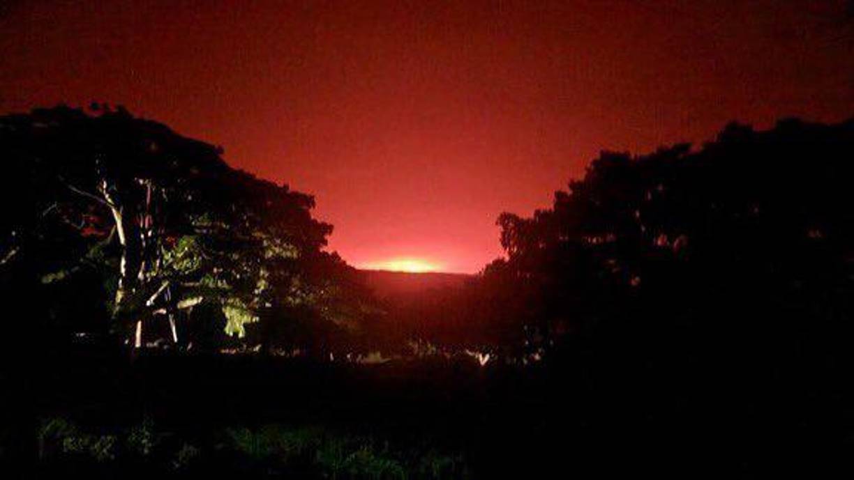 El Servicio Nacional de Meteorología estadounidense aseguró que se puede acumular un resto de ceniza “de menos de un cuarto de pulgada” en algunas partes de la isla, por lo que recomendaron a las personas con problemas respiratorios que no salieran de casa para no inhalar las partículas en el aire.