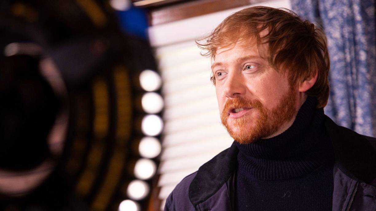Rupert Grint , que interpretó a Ron Weasley en las ocho películas, rindió homenaje a su compañera de baile <i>en El cáliz de fuego </i>en una publicación de Instagram el sábado. “Me rompió el corazón enterarme de lo de Maggie”, escribió. “Era tan especial, siempre graciosa y siempre amable. Me siento increíblemente afortunado de haber compartido un set con ella y particularmente afortunado de haber compartido un baile. Te extrañaré, Maggie. Envío todo mi amor a su familia”.