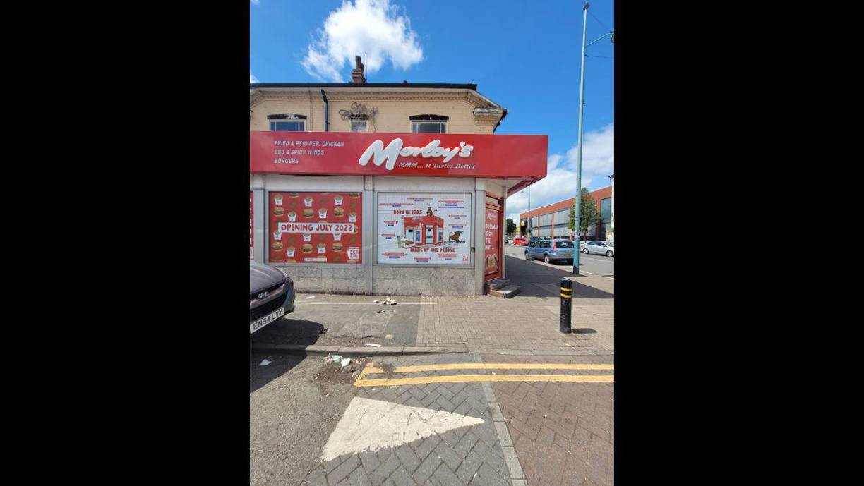 Algo abrumado, sin club y con unos cuantos ahorros, Sinclair en julio del 2022 vio una oportunidad. Se transformó en dueño de una franquicia en Birmingham del mítico restaurant de comida rápida llamado Morley’s.