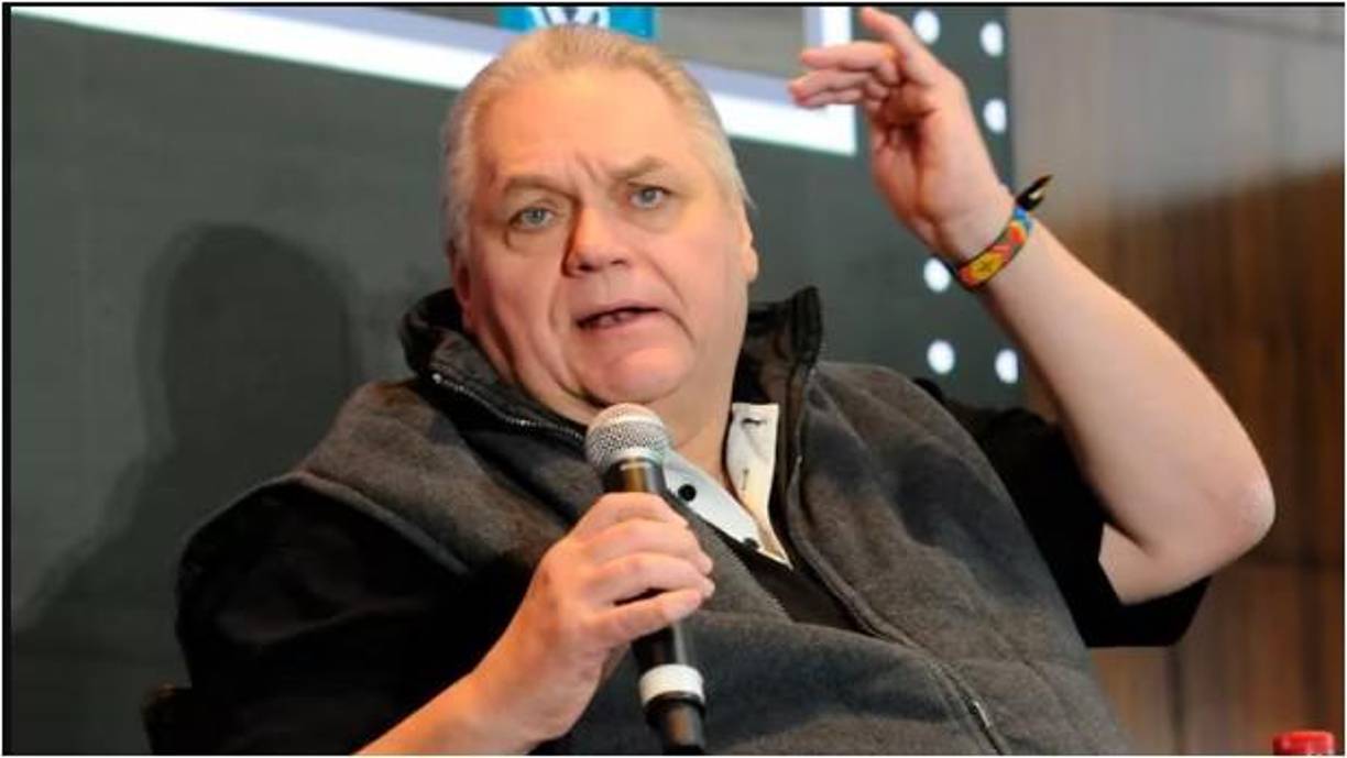 En 2016, cuando Luis Miguel comenzaba a estar en medio de controversias por su comportamiento y haber cancelado una gira con Alejandro Fernández, se supo que estaba endeudado.