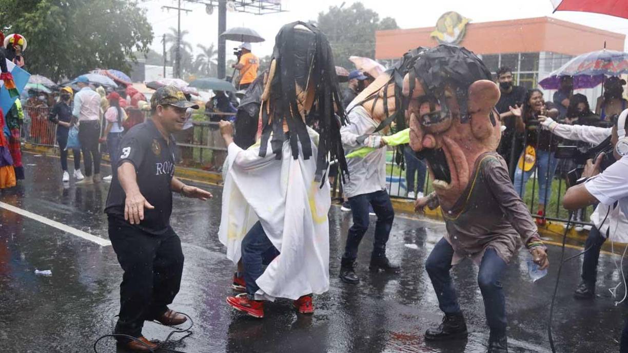 ¡Imparable! Lluvia sorprendió a sampedranos en el desfile de carrozas