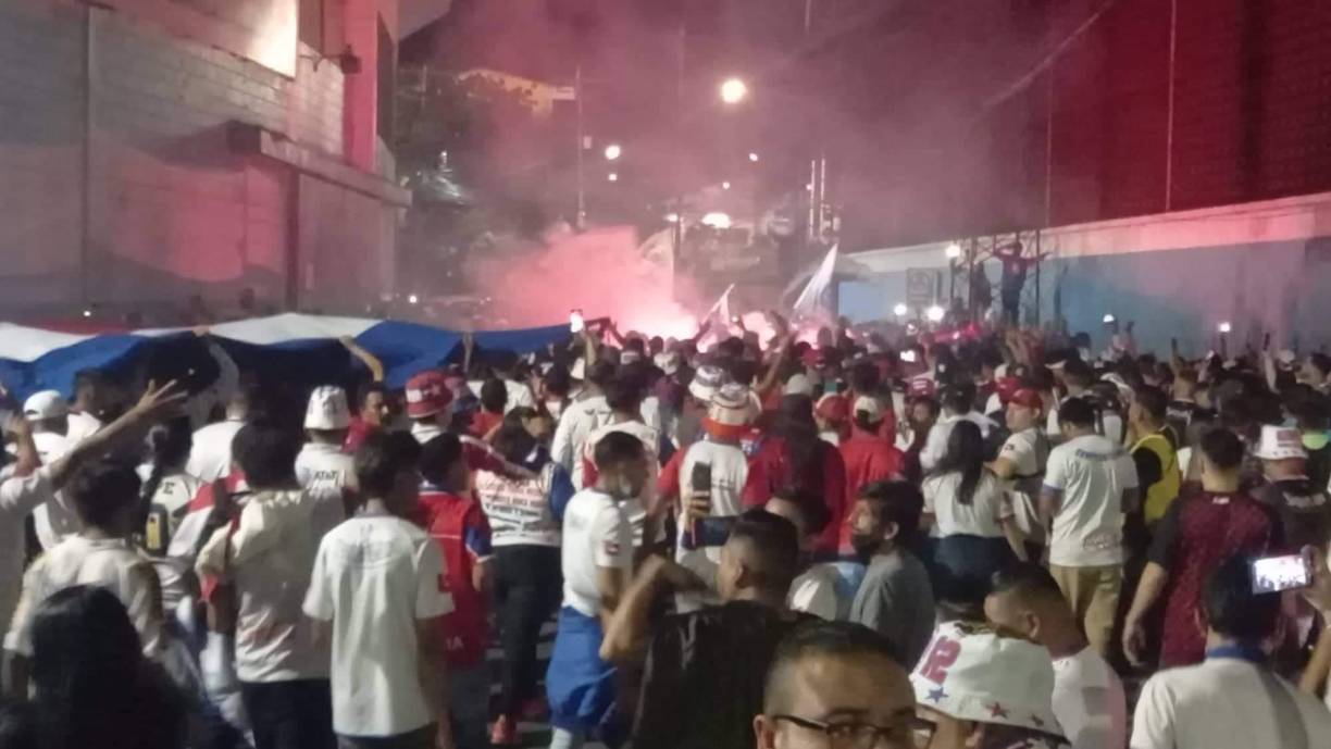 Bellas chicas y la Ultra Fiel: el ambientazo en la semifinal de vuelta Olimpia-Motagua en el Nacional