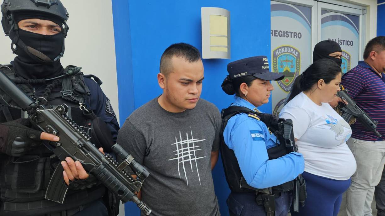 El cuarto detenido en el operativo es alias “el Toño”. Es miembro activo de la estructura criminal La Mafia, quien se encarga de recolectar dinero a través de transferencia electrónica en diferentes bancos producto del cobro de extorsión.