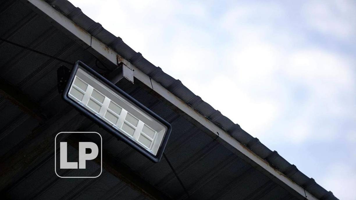 Así son las lámparas Leeds que se instaló en todo el techo de palcos del estadio Morazán.