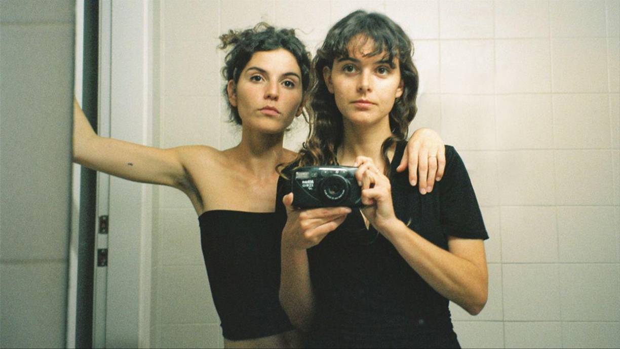 <b>“SELFTAPE”, 4 de abril en Filmin</b>Joana y Mireia Vilapuig, estrellas infantiles españolas, son las creadoras y protagonistas de esta serie parcialmente autobiográfica sobre dos jóvenes actrices que conocieron la fama y el éxito siendo niñas y años después deben hacer frente a un presente incierto, en un momento clave para sus vidas y su relación como hermanas.