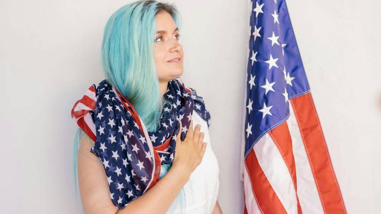 Estados Unidos también tiene entre su lista de requisitos haber estado físicamente presente en los EE UU durante al menos 30 meses de los últimos 5 años (o 18 meses de los últimos 3 años si está casado con un ciudadano).