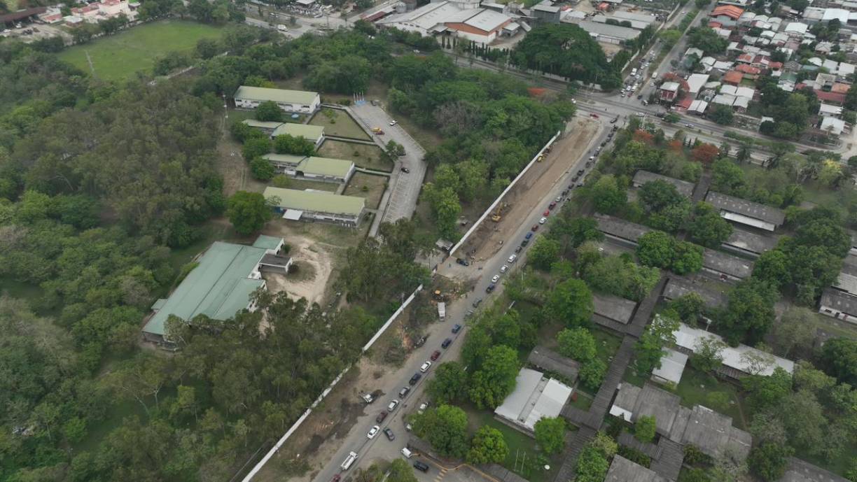 El Gerente de Infraestructura, Osman Chávez, explicó que “hoy estamos en el área de topografía, ya quitamos todo el sedimento y la contaminación del material que teníamos, se ha limpiado”.