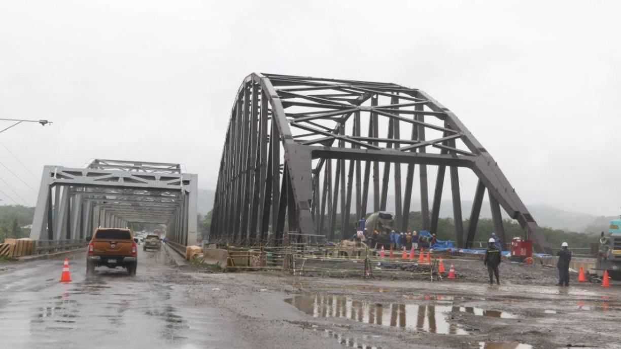 El Niño está asociado a un proceso de aumento de la temperaturas de la superficie del mar, en donde supera la anomalía de 1.5 ºC (con valores positivos, sobre el promedio). La Niña, su contraparte, se asocia al enfriamiento de las aguas del océano Pacífico, por debajo de 1.5 ºC con respecto al promedio (anomalías negativas). Foto del puente en Nacaome, Valle.