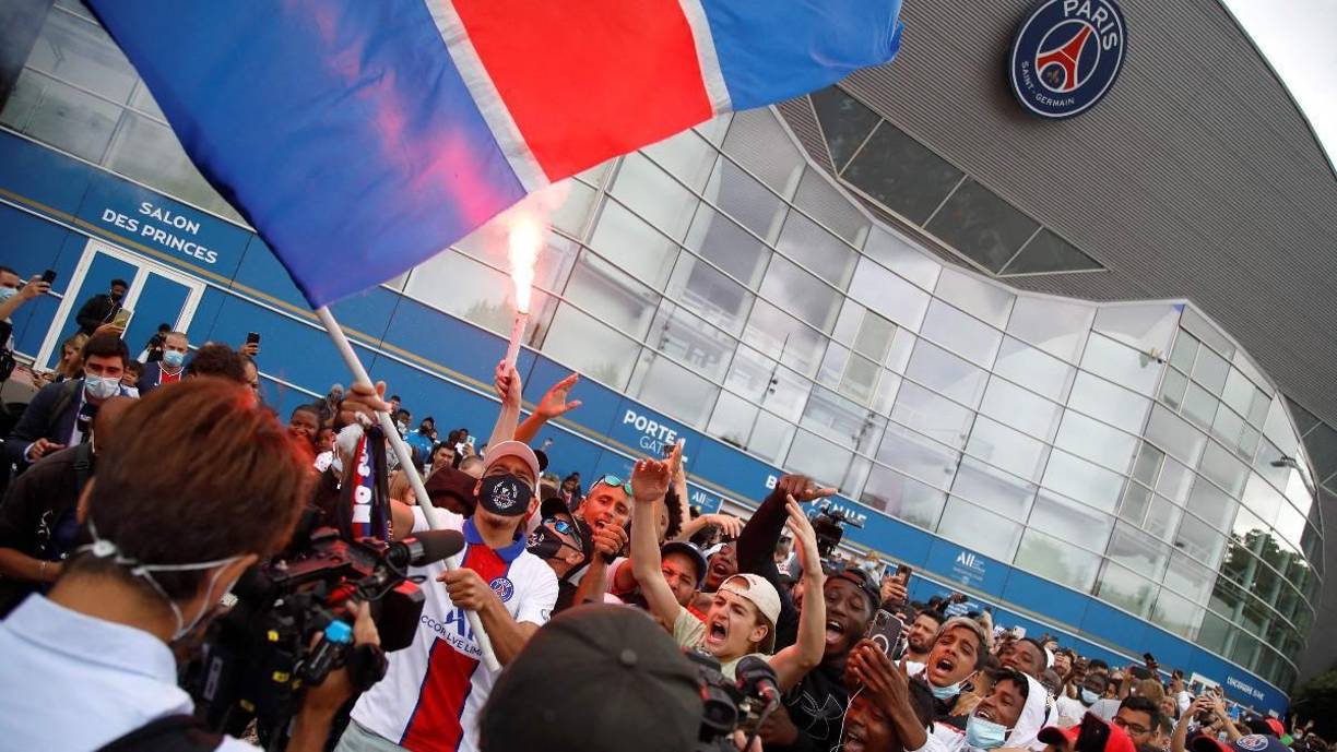 Según informa <i>Le10Sport </i>de Francia, en el París Saint Germain ya se habría acordado la llegada de cinco futbolistas.