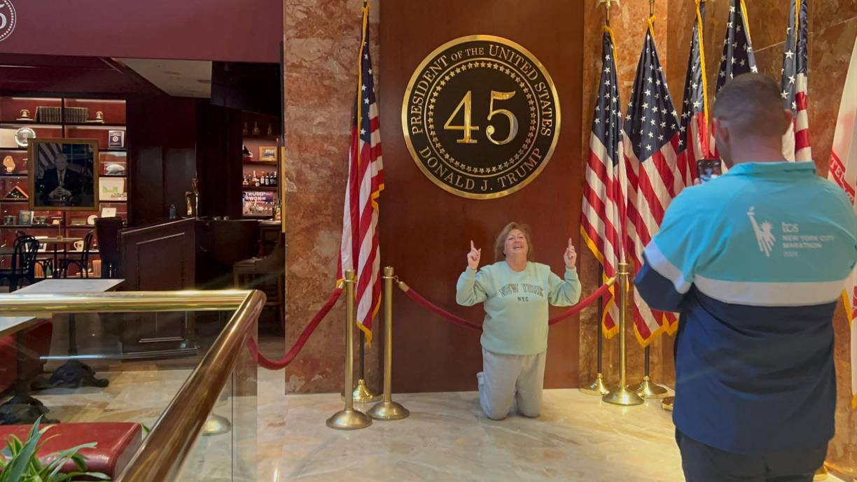 Algunos ciudadanos estadounidenses se fotografiaron frente a la placa presidencial de Donald Trump como gobernante número 45 de la nación. 