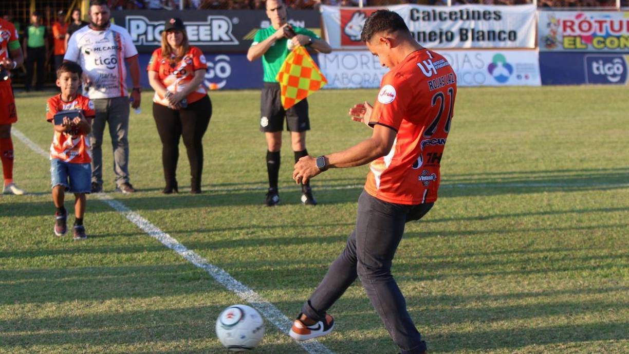 Posteriormente, Roger Rojas pateó el balón en el centro del terreno de juego, antes de dar inicio al duelo entre Puntarenas FC y el Alajuelense.