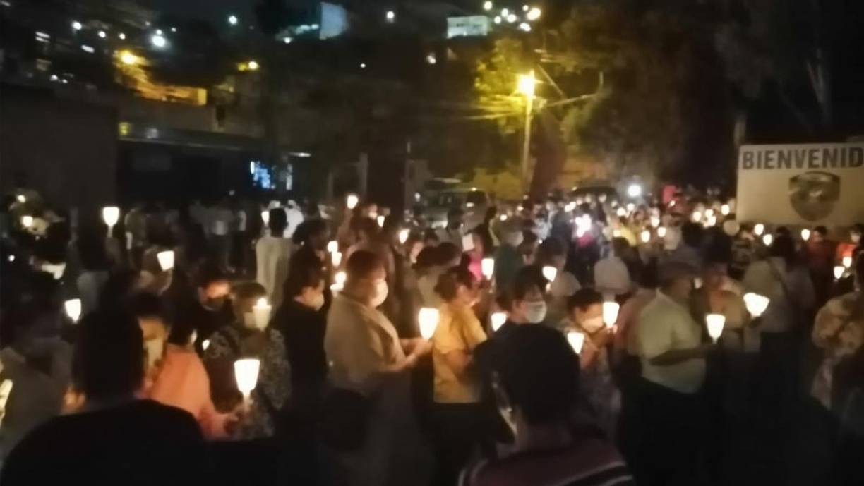 “Hoy nos toca pagar un precio, pero sabemos que Dios tiene un propósito. Yo creo, yo sé que somos víctima una venganza del crimen organizado que él tuvo que combatir”, aseguró la exprimera dama.