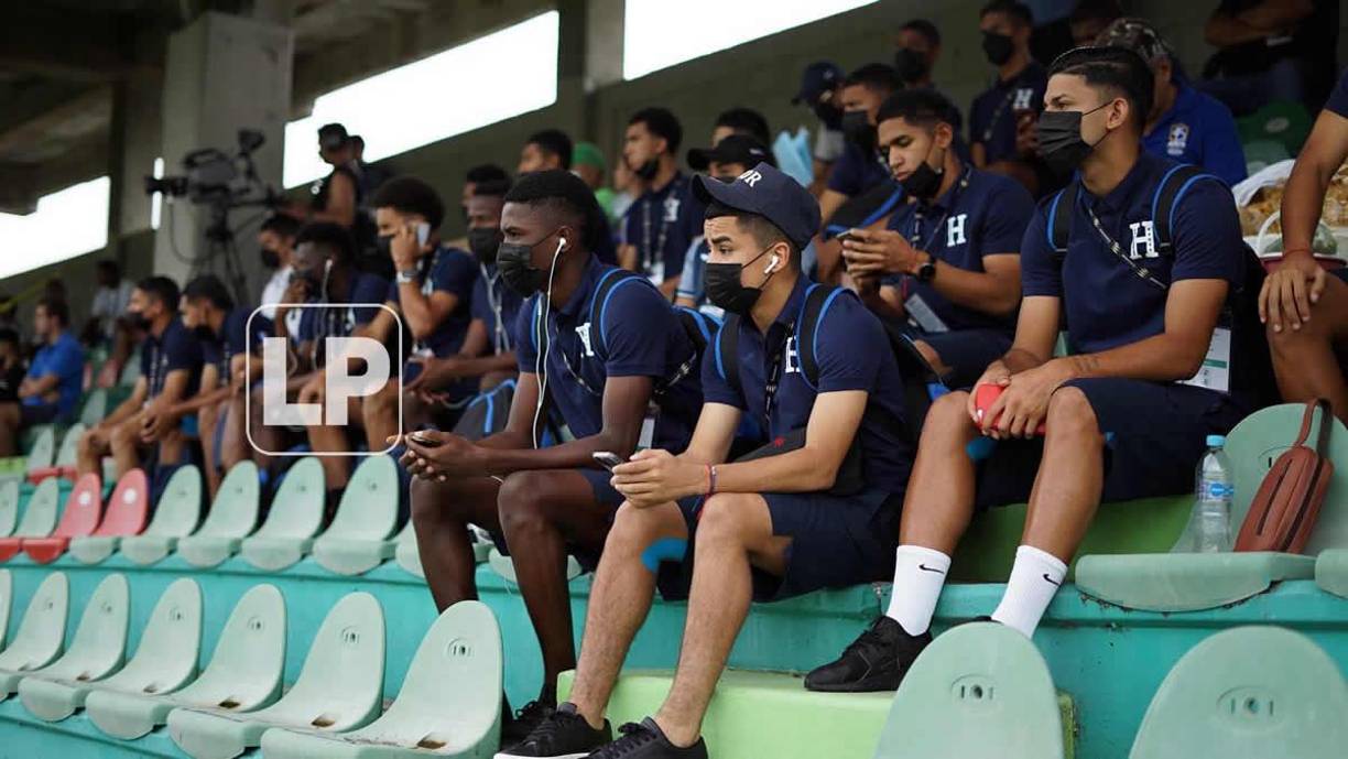 Los seleccionados hondureños observando el partido Jamaica-Antigua y Barbuda.