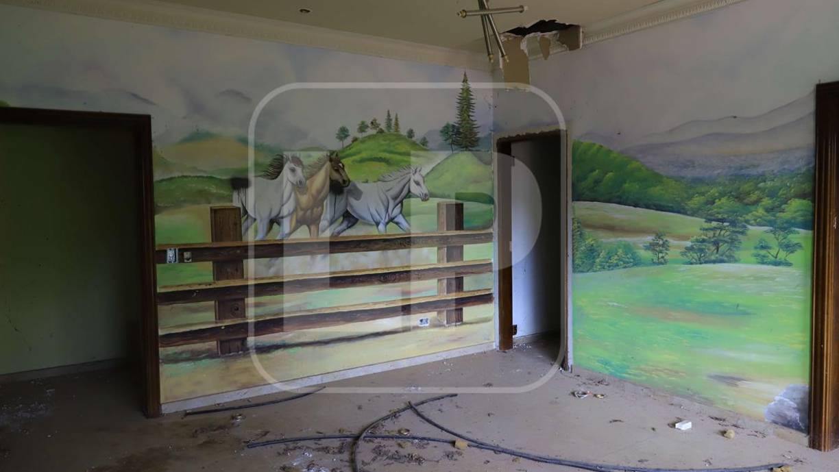 Ahora solo quedan los agujeros en techos y paredes donde las autoridades buscaron caletas cuando fueron allanadas.