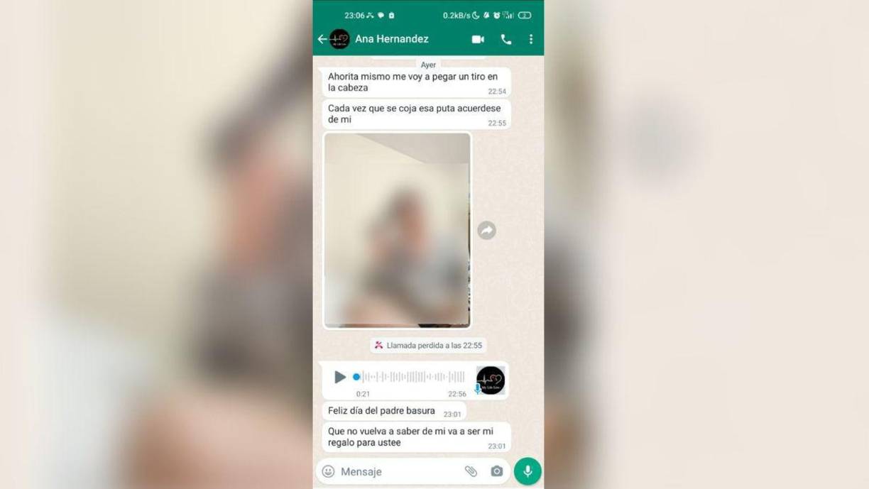 Este es el chat donde el remitente aparece renombrado como ‘Ana Hernández’. “Ahorita mismo me voy a pegar un tiro en la cabeza”, luego envió una fotografía de ella sosteniendo un arma de fuego sobre su sien, un mensaje de voz y finalmente otros dos mensajes, donde le dice que su regalo del Día del Padre será no volver a verla.Todos estos mensajes fueron enviados entre las 10:54 de la noche y 11:01 de la noche, por lo que este lapso no coincide con las declaraciones de la familia de la joven.
