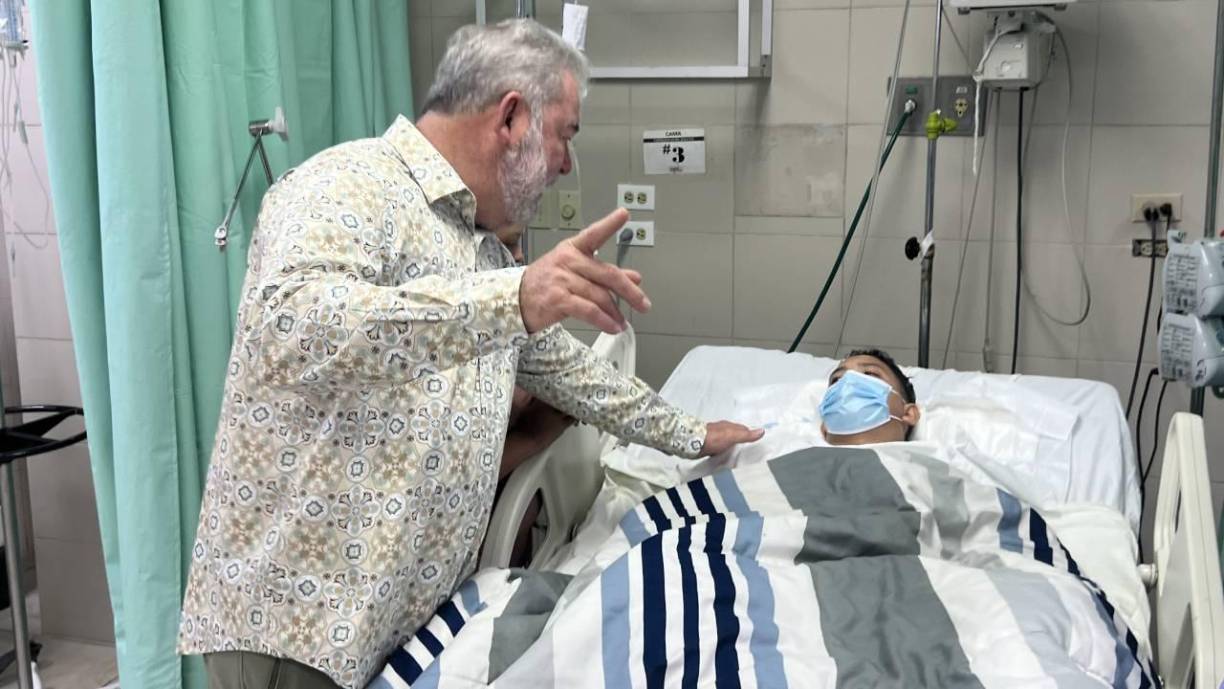 Por otro lado, Roberto Contreras visitó a su asistente en el Instituto Hondureño de Seguridad Social (<b>IHSS</b>).