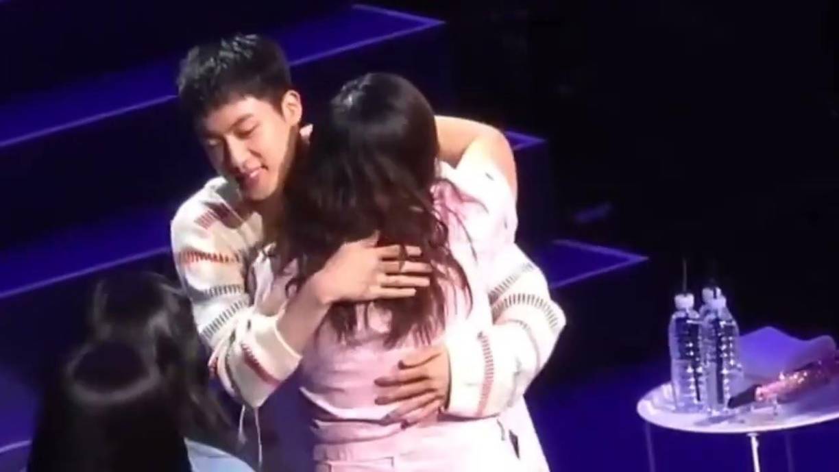 Este evento de abrazos fue una muestra de agradecimiento por la lealtad de sus seguidores durante los casi dos años de su ausencia. Jin expresó: “Tal vez ahora solo pueda abrazar a mil personas, pero en el futuro, antes de morir, quiero hacerlo de nuevo”.Fue por medio de un sorteo que HYBE seleccionó a mil fanáticas para participar en la dinámica que fue ideada por SeokJin como un acto de gratitud para sus fans. Los fans, conocidos como ARMY, subieron uno por uno al escenario para recibir un cálido abrazo de su ídolo. A pesar de su nerviosismo inicial, Jin se mostró feliz mientras abrazaba a cada uno de los fans.