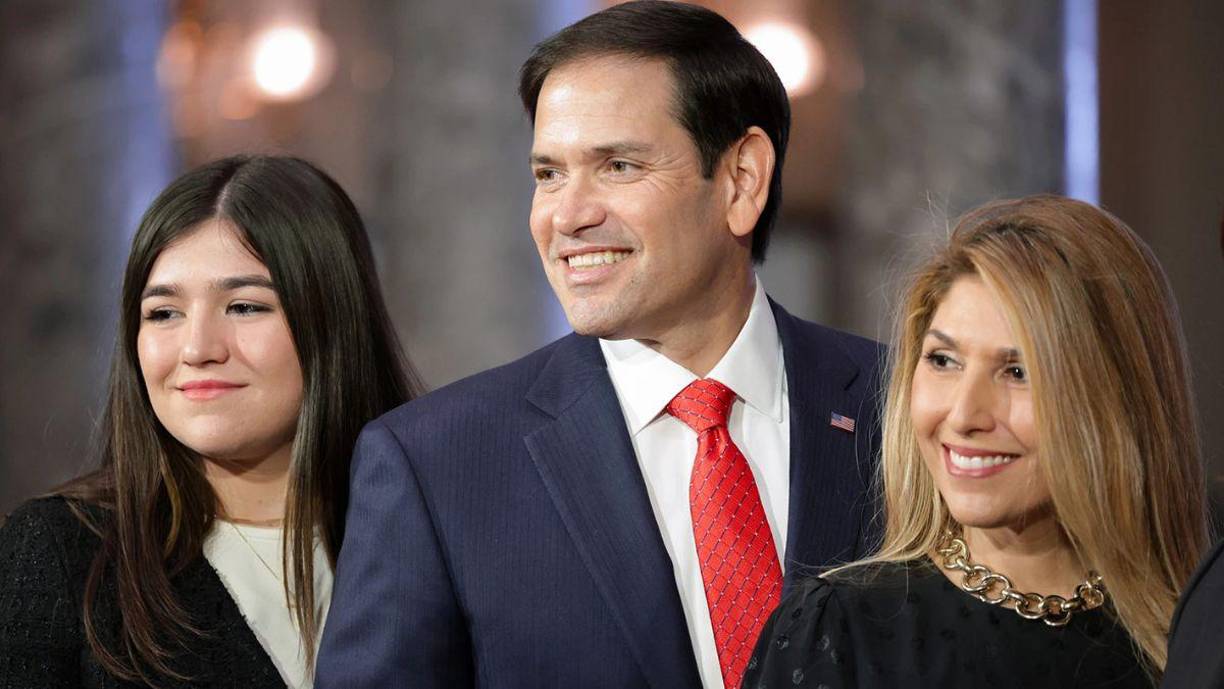 Rubio conoció a su esposa Jeanette, quien también nació y se crió en Miami, a través de amigos en común. Se casaron en 1998. Juntos han criado a sus cuatro hijos: Amanda, Daniella, Anthony y Dominick. Él se considera un cubano más por sus raíces natales.
