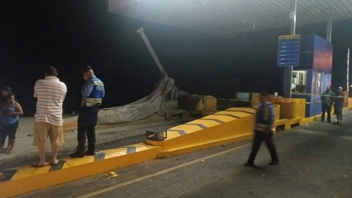 Esta vez, fue un guardia de seguridad del peaje, identificado como Guadalupe Marroquín Argueta, quien falleció, mientras que el conductor de la rastra está en estado grave en el hospital. 