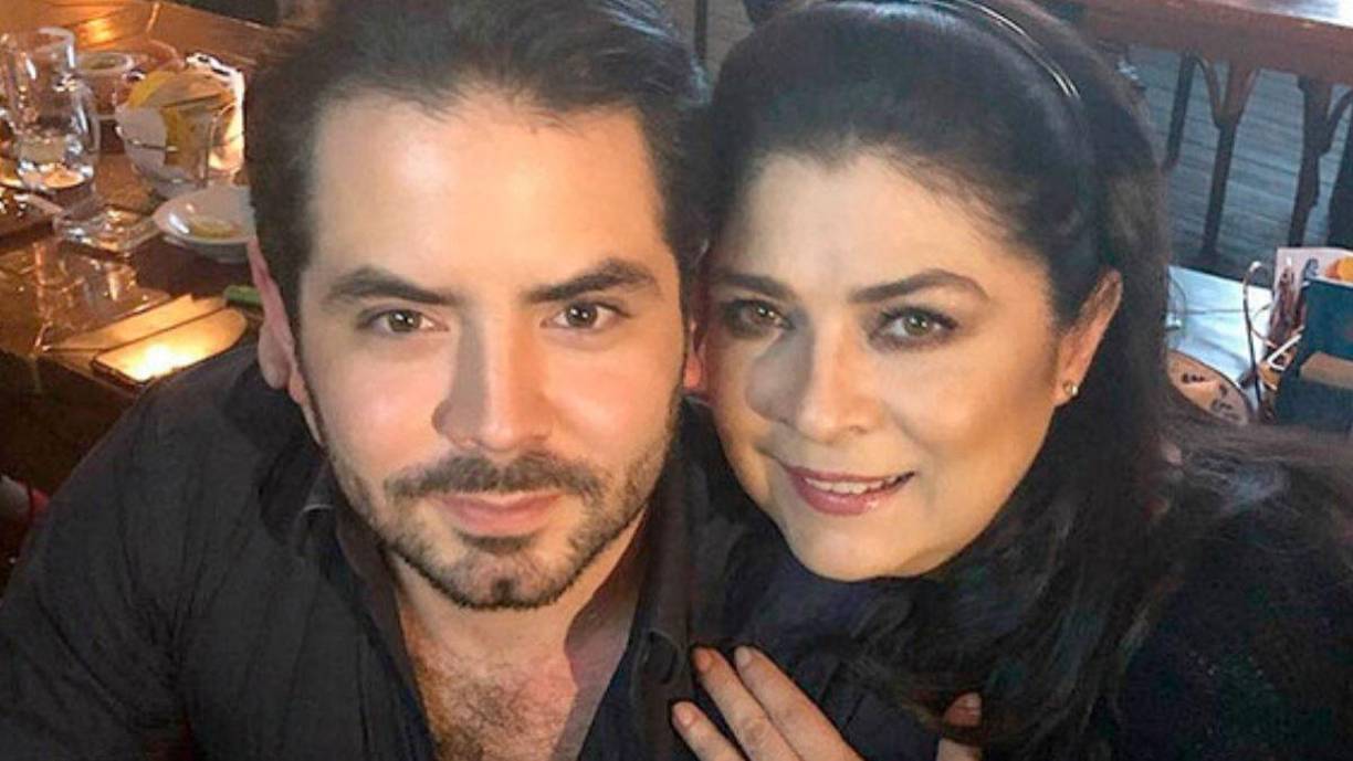Este bebé será el primer nieto de Victoria Ruffo, quien desde hace un tiempo había exteriorizado su anhelo de convertirse en abuela.De hecho, José Eduardo aseguró que ella fue la primera en enterarse. “Poco a poco les fuimos contando a nuestras familias. La primera en enterarse fue mi mamá. Le hice una caja que decía: ‘vas a ser la mejor abuela del mundo’ y una prueba de embarazo”, narró.