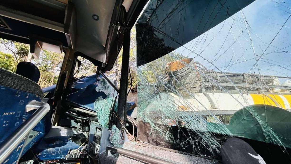 La unidad de transporte grande venía de la aduana de Agua Caliente con migrantes.
