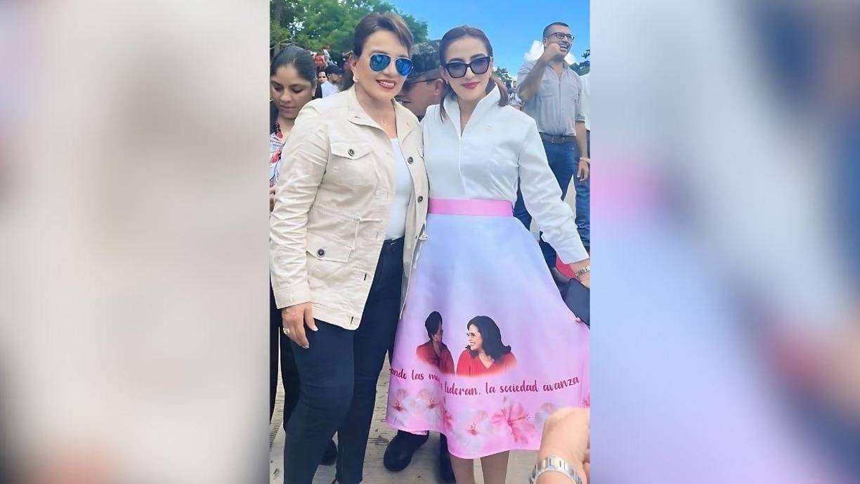 La gobernadora de <b>Cortés</b>, <b>Alexa Solórzano</b>, se robó las miradas al usar una falda adornada con las imágenes de la presidenta <b>Xiomara Castro</b> y la ministra de Defensa <b>Rixi Moncada</b>.