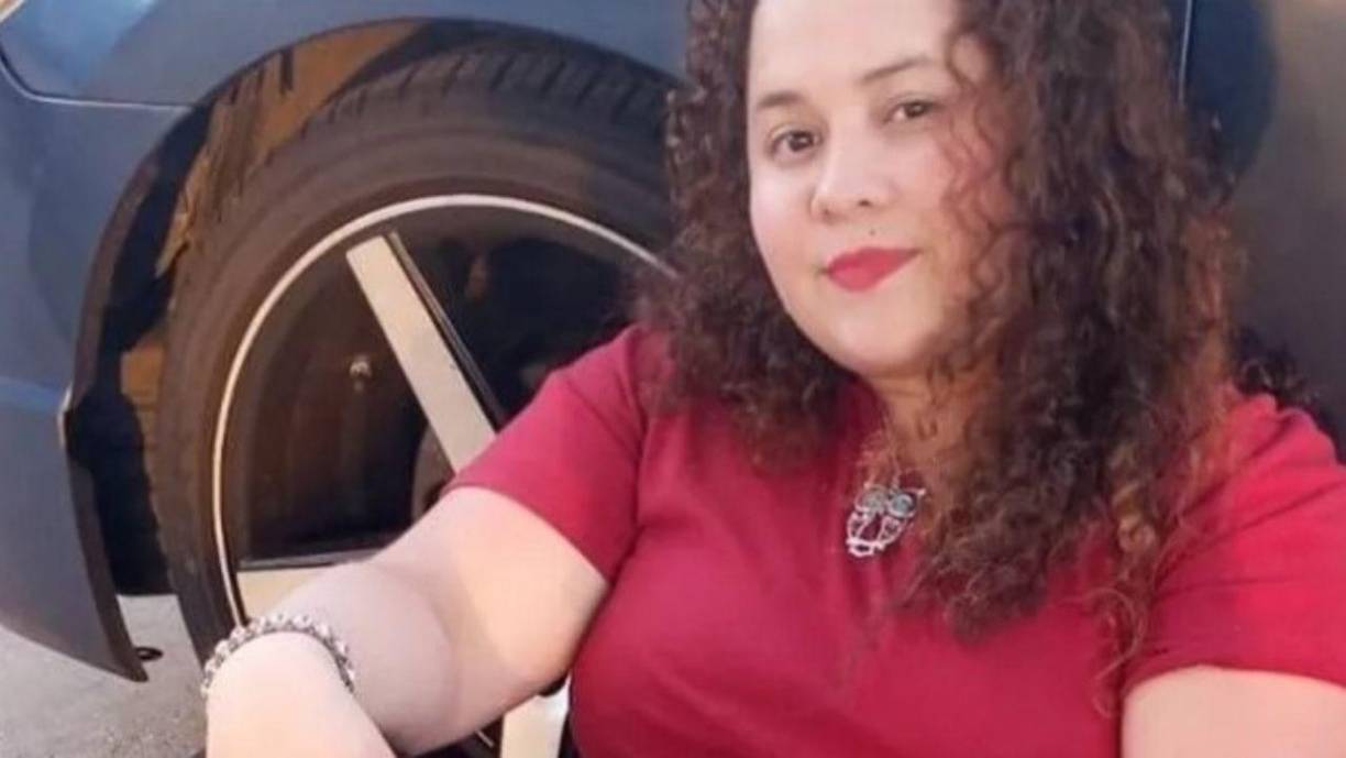 “Vino un grupo de muchachos a comer y uno de ellos agarró su vans, le pedimos que la moviera un poco porque estaba cubriendo el estacionamiento (...) en eso se subió al auto y lo aceleró”, dijo uno de los parientes de la hondureña.