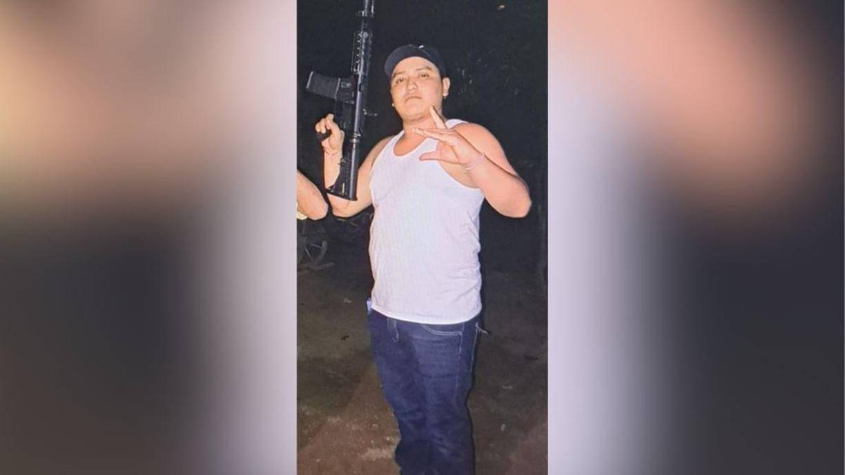 En algunas de esas imágenes se le puede ver con armas de grueso calibre.