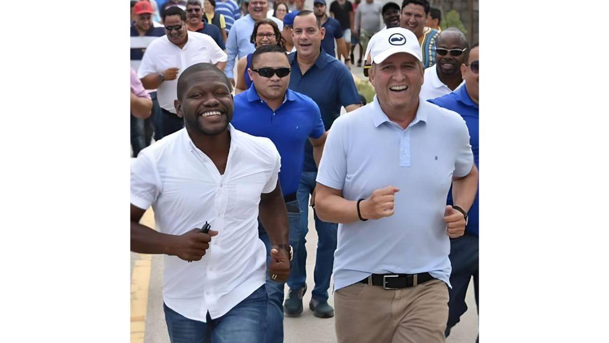 “He dejado el pasado atrás y hoy me uno a este gran proyecto de la presidenta Xiomara Castro y la próxima presidenta, Rixi Moncada. Junto con ella llevaremos este gran proyecto a largo plazo, pensando en la formación de nuestros jóvenes”, afirmó. 