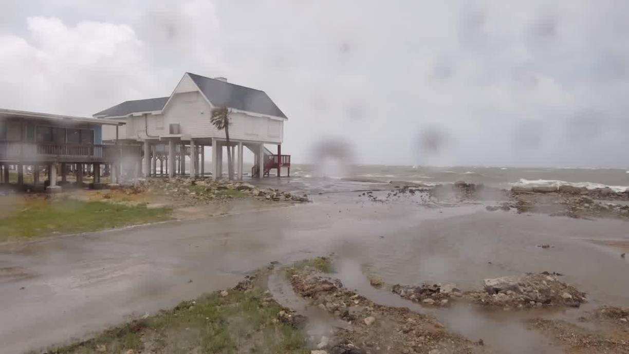 Los efectos de Beryl comenzaban a alcanzar la costa de Texas esta tarde.