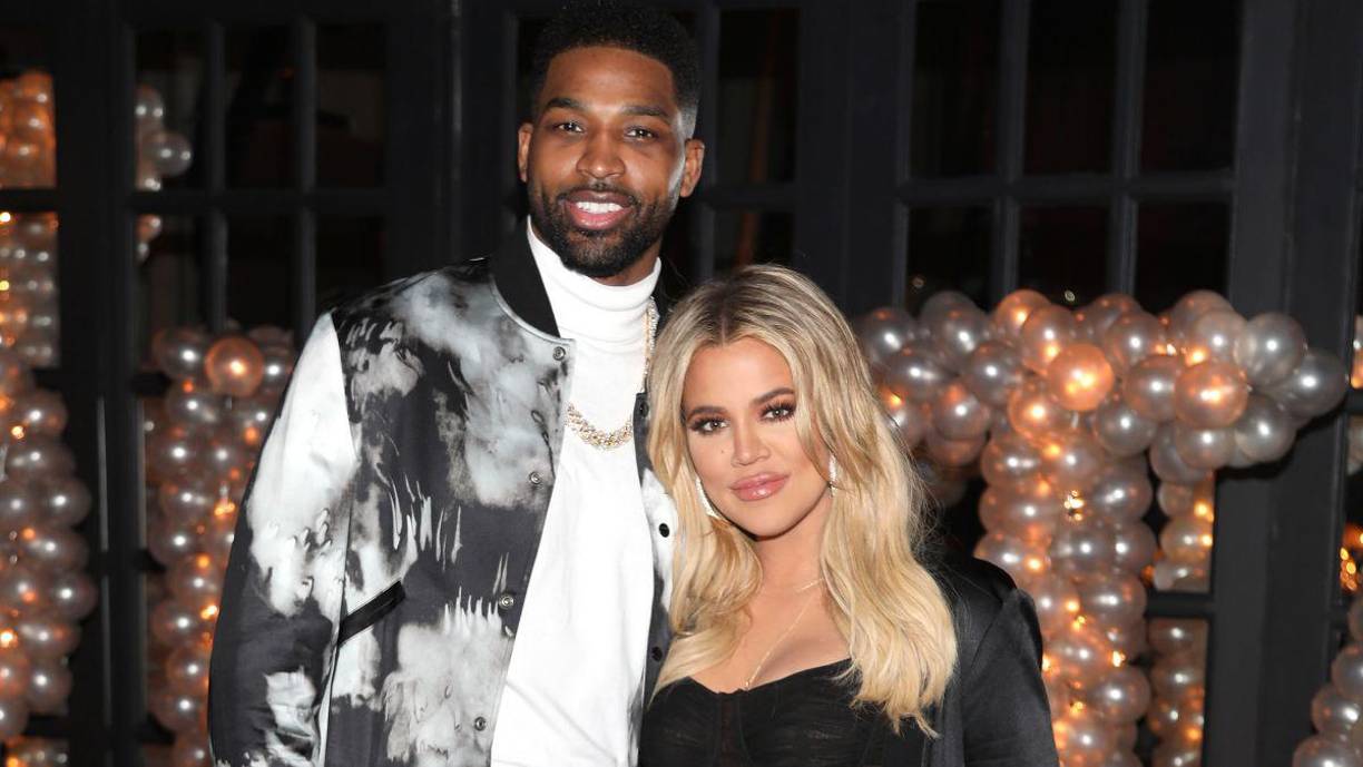 Khloé Kardashian y Tristan Thompson. El jugador de los Cleveland Cavaliers fue atrapado engañando a la estrella de “Keeping Up With the Kardashians” solo unos días antes de que ella diera a luz a su hija, True, en abril de 2018. Mientras que la estrella de la realidad decidió darle al atleta profesional una segunda oportunidad por el bien de su hija, finalmente se separaron en febrero de 2019 después de que lo atraparon besándose con la mejor amiga de Kylie Jenner, Jordyn Woods, en una fiesta en Los Ángeles.
