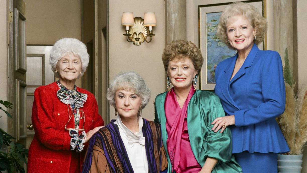 The Golden Girls. A partir de 1985, White interpretó a uno de las cuatro protagonistas de The Golden Girls y se ganó nuestros corazones con su interpretación de Rose Nylund. La serie, que se desarrolló hasta 1992, trataba sobre cuatro mujeres que se divorciaron o enviudaron y se convirtieron en compañeras de habitación en Florida. 