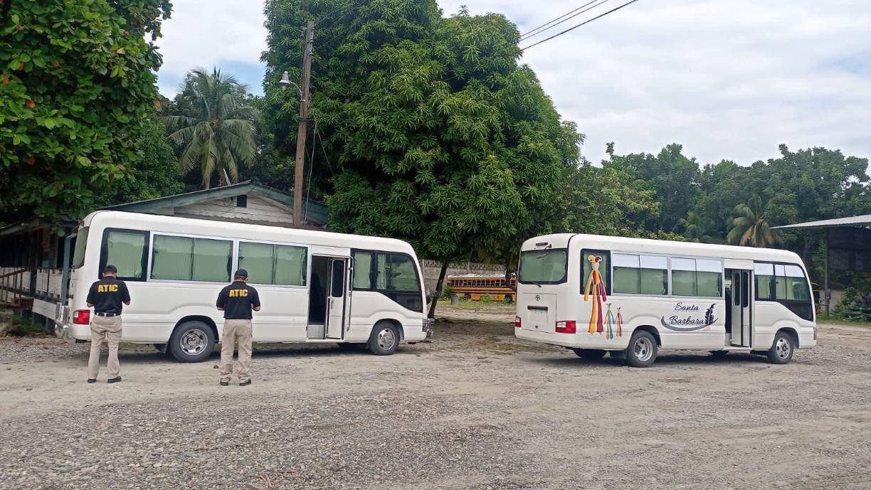 En total, son 103 aseguramientos e incautaciones, comprendidos en 56 bienes inmuebles, cinco sociedades mercantiles, 14 productos financieros y 29 vehículos (autobuses) que se ubican en los departamentos de Francisco Morazán, La Paz, Santa Bárbara, Cortés y Atlántida, así como en Miami, Florida, Estados Unidos donde se identificaron una empresa, una cuenta bancaria y dos condominios.