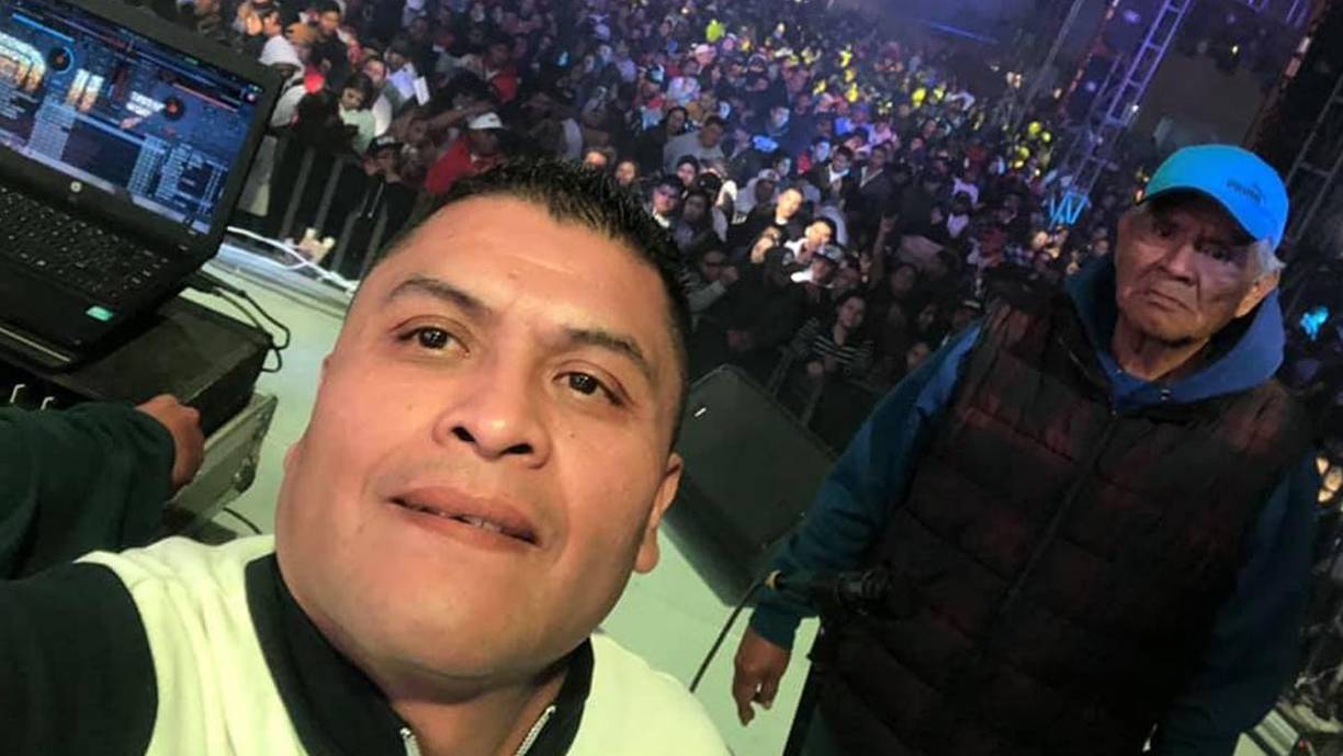 Los sicarios dispararon numerosas balas al DJ y luego emprendieron la fuga. 