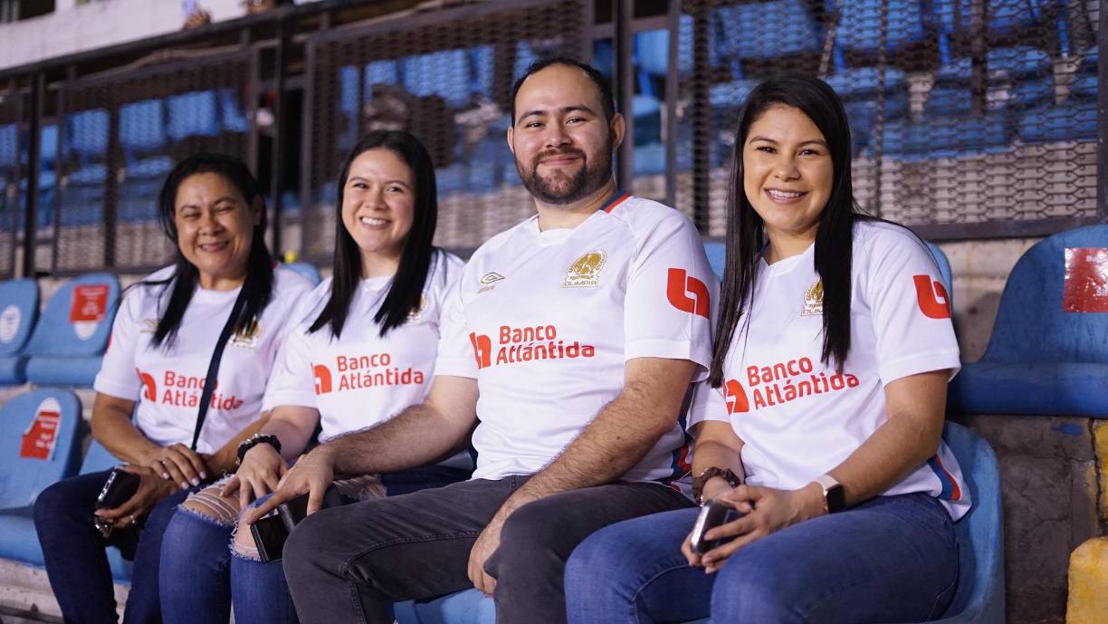 La novia de Carlos Pineda y Edwin Rodríguez llegaron en compañía de familiares para apoyar a los jugadores del Olimpia.