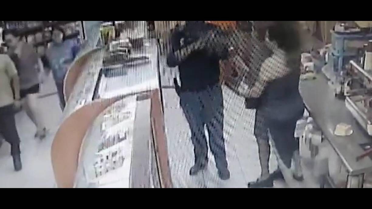 Ella se escuda en una mujer que estaba en el negocio.