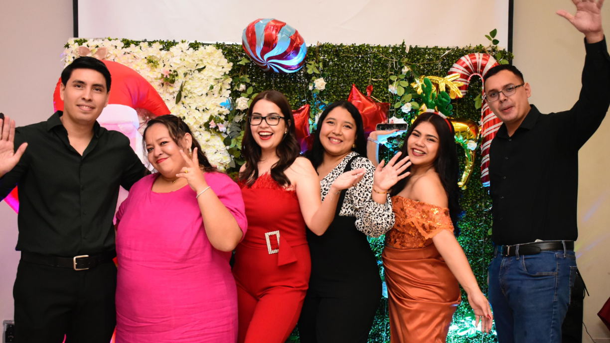 Este evento marcó el cierre de un año lleno de logros y fue una ocasión para reflexionar sobre el crecimiento y éxito de esta academia que, desde su nacimiento durante la pandemia, ha transformado vidas a través del aprendizaje y el compromiso con la educación.