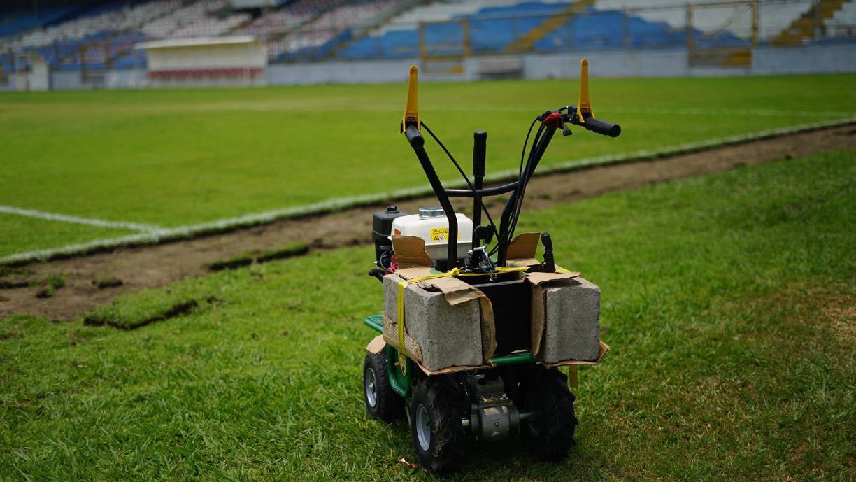 Esta maquinita es una de las herramientas que está utilizando la Gerencia de Deportes para la desinstalación de la grama vieja.