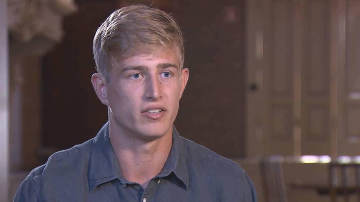 Van de Velde, de 29 años, recibió una sentencia de cuatro años de prisión tras reconocer tres acusaciones de violación de una menor británica de 12 años de edad.