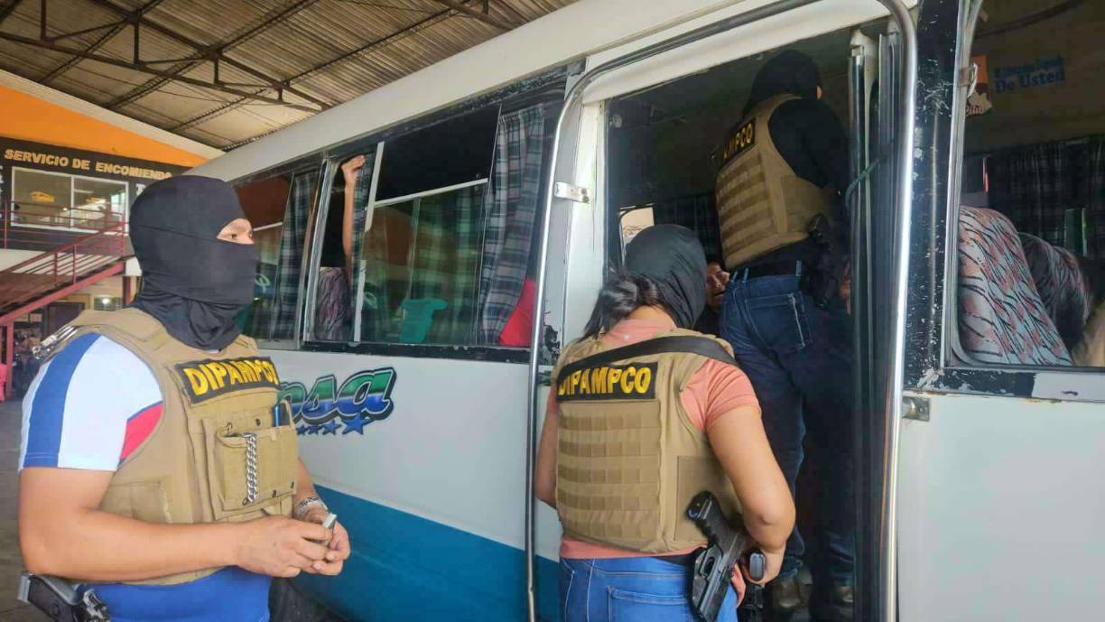 En el municipio de El Progreso los agentes de la Dirección Policial Antimaras y Pandillas Contra El Crímen Organizado (Dipampco) dan seguridad en las terminales de buses.