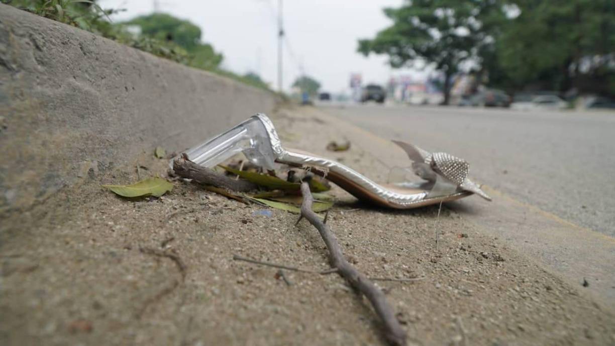 Un calzado fue visto en la pavimentada, mientras que el otro yacía en la mediana.