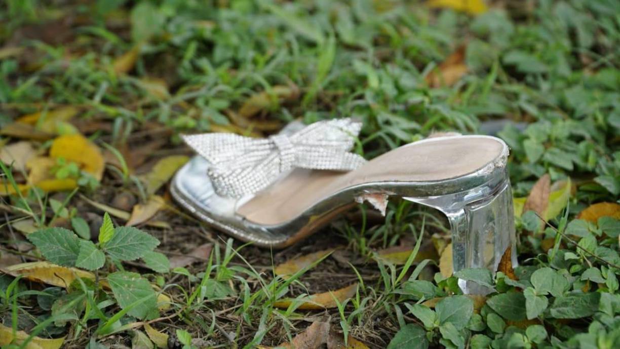 También quedaron tirados los zapatos de tacón que Marisol utilizaba para recibir el año 2024.