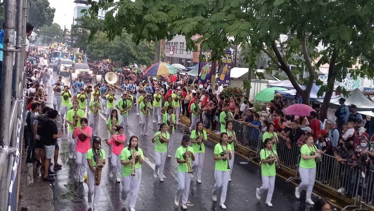 Las bandas de guerra continuaron a pesar de que la lluvia ya les había mojado su vestimenta. 