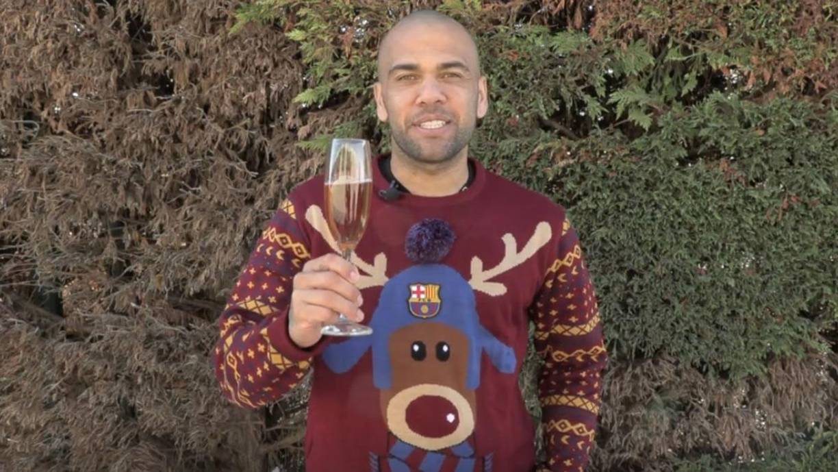 Dani Alves brindó por la Navidad en la Ciudad Deportiva del FC Barcelona y aseguró que está físicamente listo para volver a jugar.